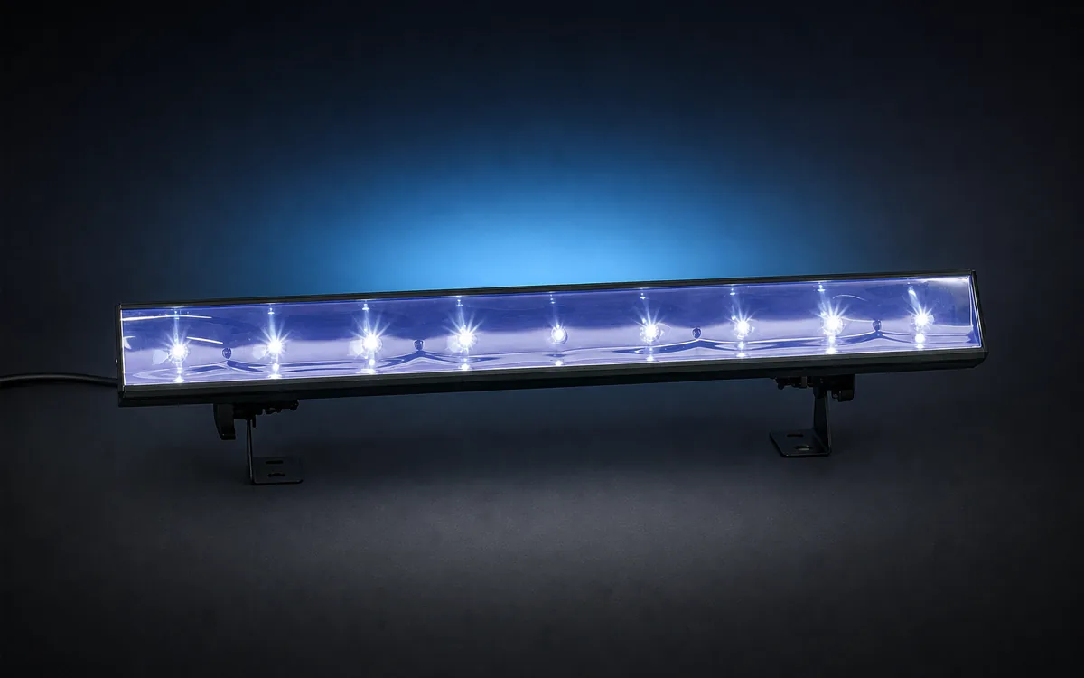 Showtec UV LED Bar 50 cm med nio tända UV-dioder