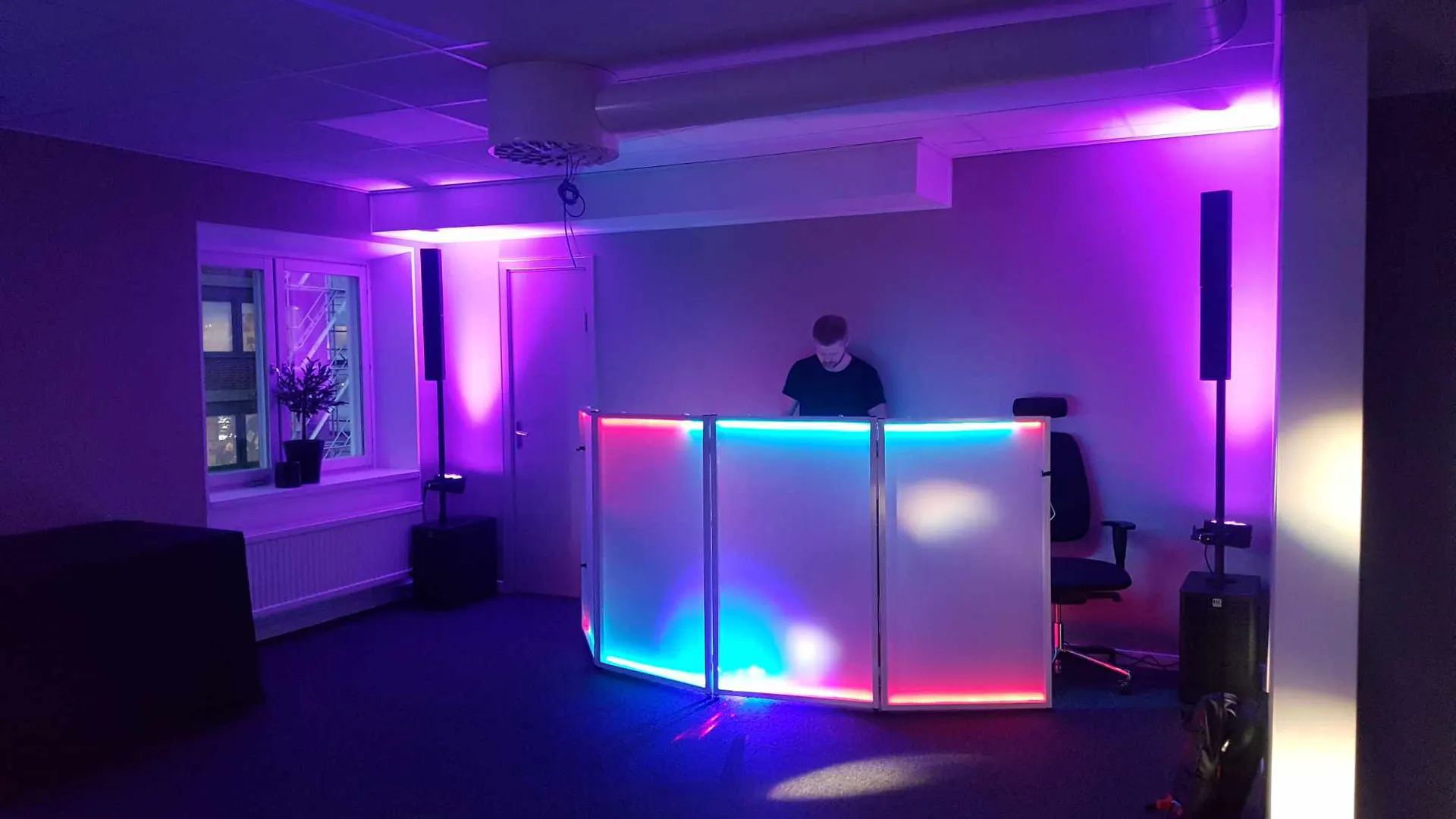 BLiNKO:s DJ-bås, Bose-högtalare och färgsatta eventbelysning i Luleå