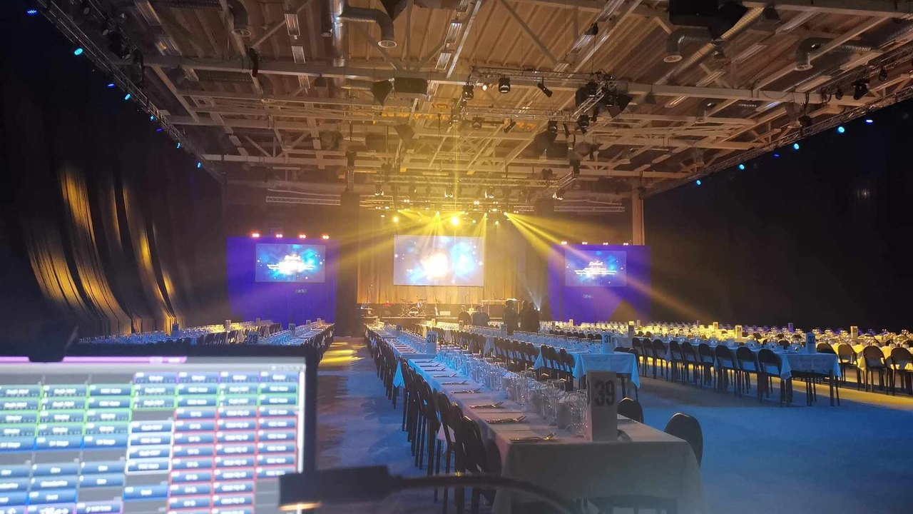Företagsevent med scenljus, ljudteknik och professionell ljussättning