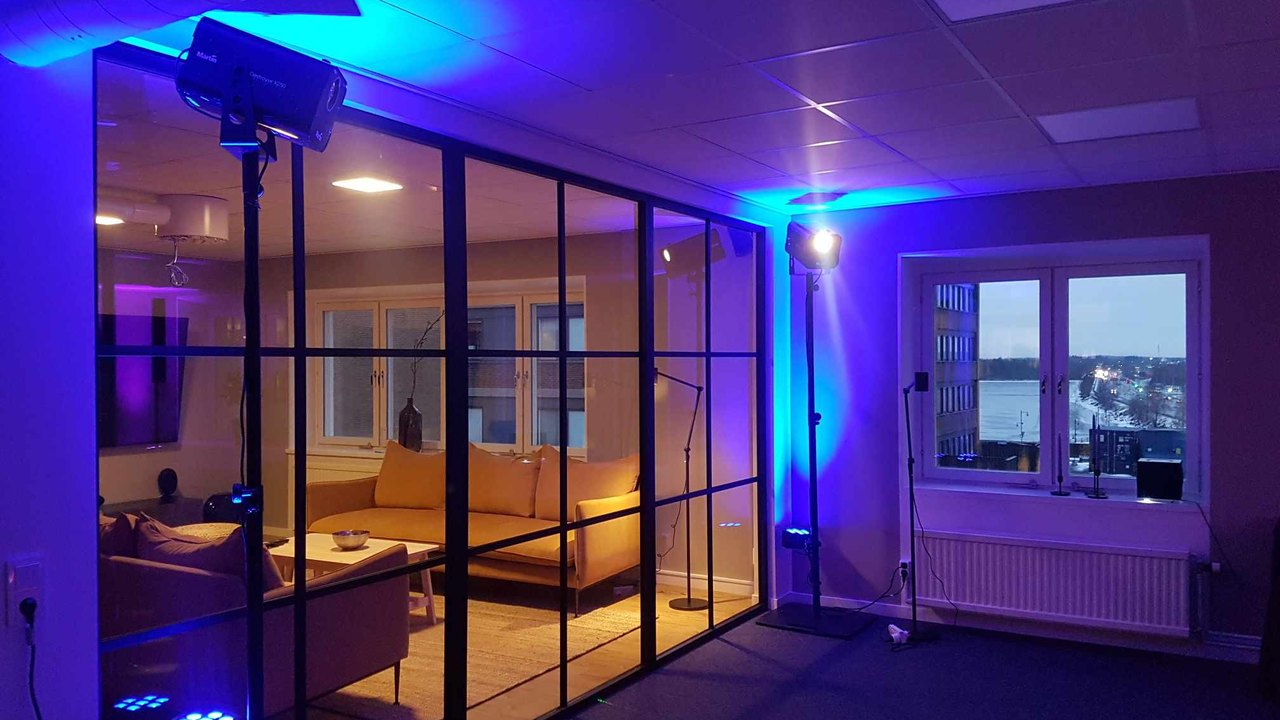 Lilla festpaketet med uplights och effektljus i lokal i Luleå