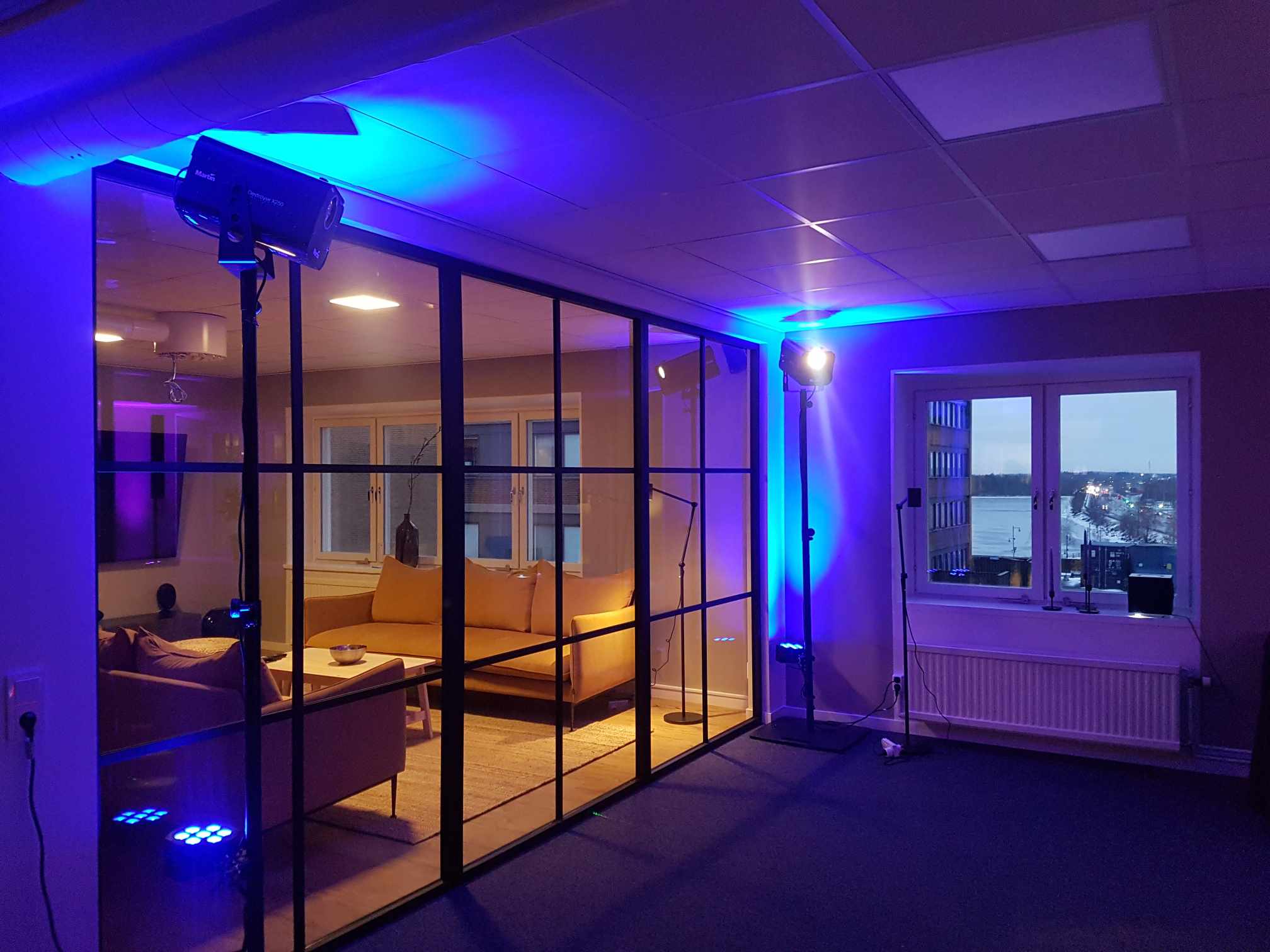 Uplights och effektljus uppställda i en eventlokal