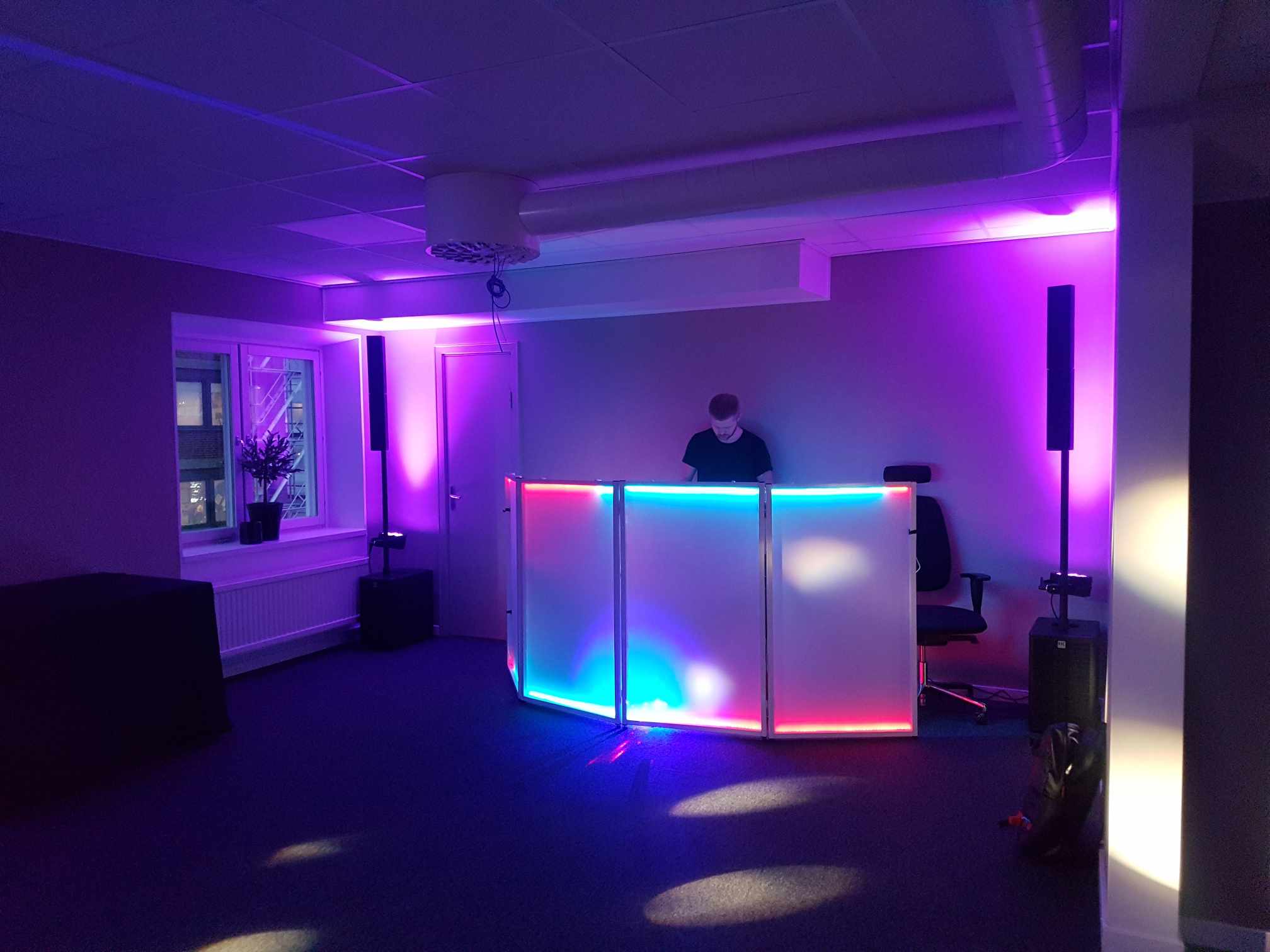 DJ-bås med Bose-högtalare och färgsatt belysning
